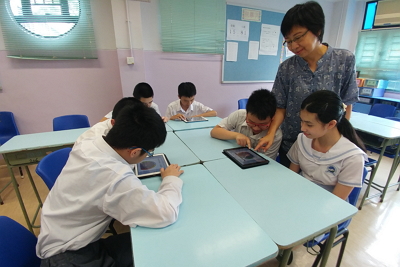 學生利用平板電腦電子書學習
